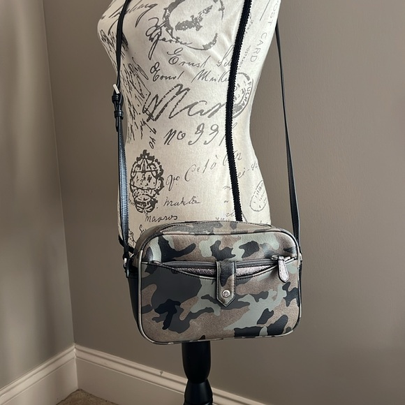 G.I.L.I Leather Camoflauge Crossbody Bag with Wallet - Picture 2 of 16